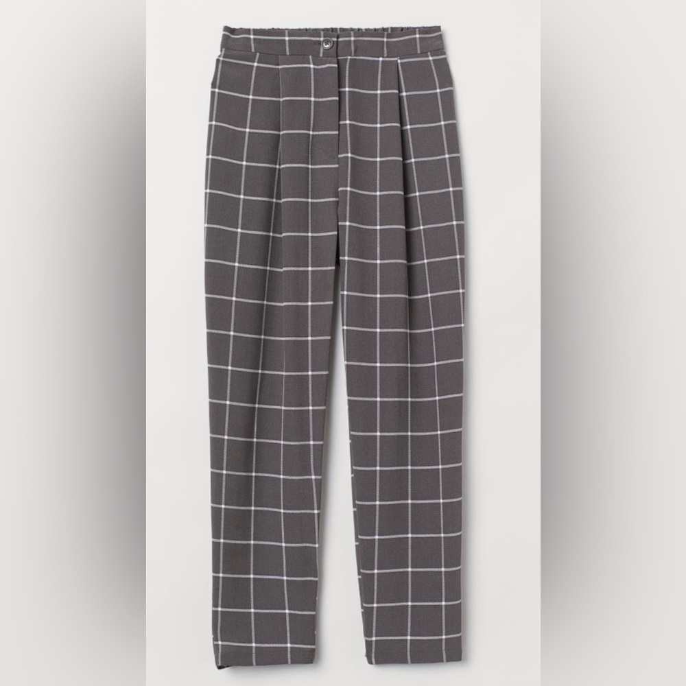 Women’s H&M Divided size 6 gray/white pleated pants.